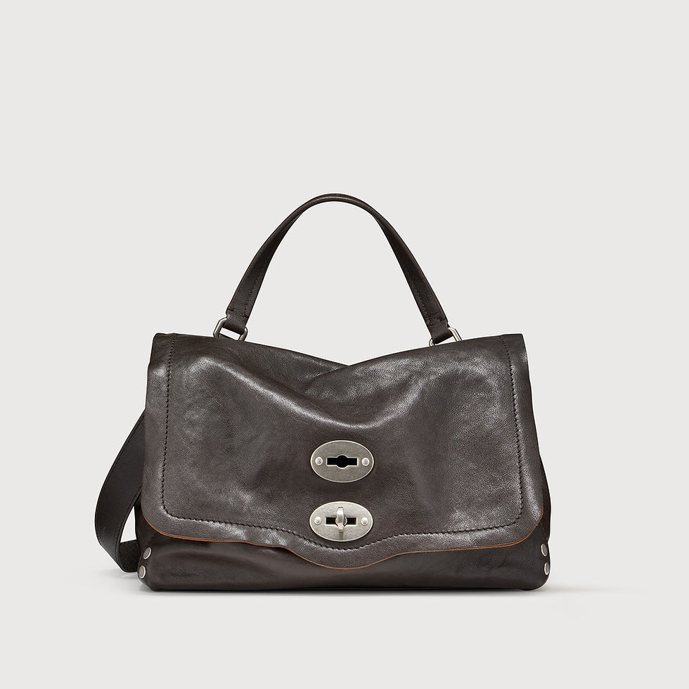 The Postina® Zanellato, in top quality leather, offers iconic style and versatility. It includes an adjustable strap.