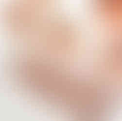 モカカラーのアクリルスタンド下部に刻まれた “Friends forever. Class of 2024” の文字と子どもたちの笑顔（拡大写真）