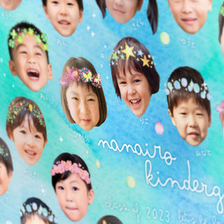 フラワー柄の拡大写真。花冠のデザインがよく見えるアップ画像