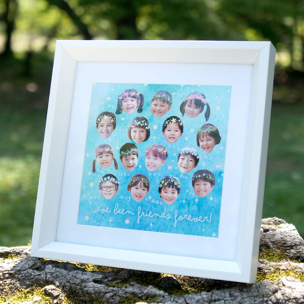フラワー柄フェイスコラージュの額装例。自然光の中で撮影された卒園記念写真