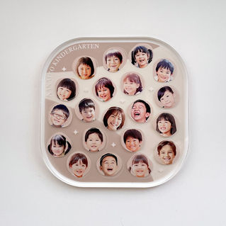 上から見たモカカラーの卒園記念アクリルスタンド。丸く配置された子どもたちの顔写真が整然と並ぶフェイスコラージュ