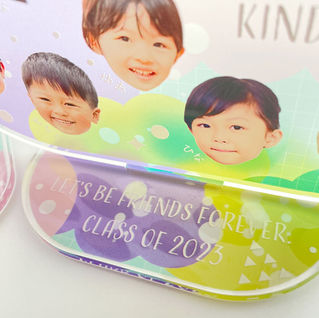 PUFFINシリーズのアクリルスタンド下部に刻まれた “LET’S BE FRIENDS FOREVER. CLASS OF 2025” の文字と顔写真(拡大)