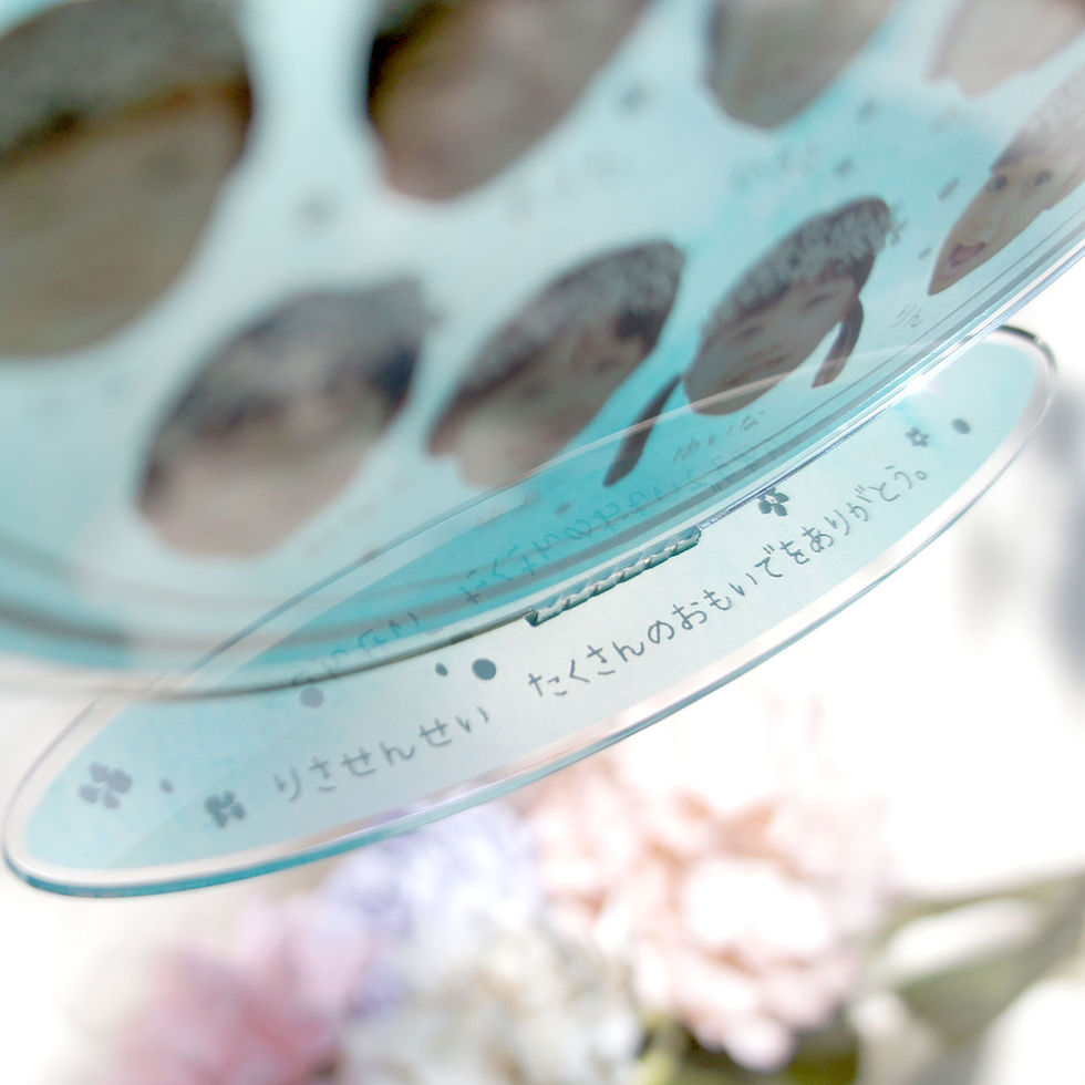 Blue Sky Mサイズアクリルスタンドの質感アップ。刻印や透明感の見本写真