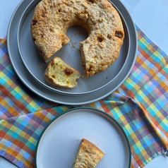 Pão de queijo com salaminho/chorizo. 