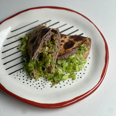 Sanduíche de carne moída no pão árabe/wrap/pão folha. 