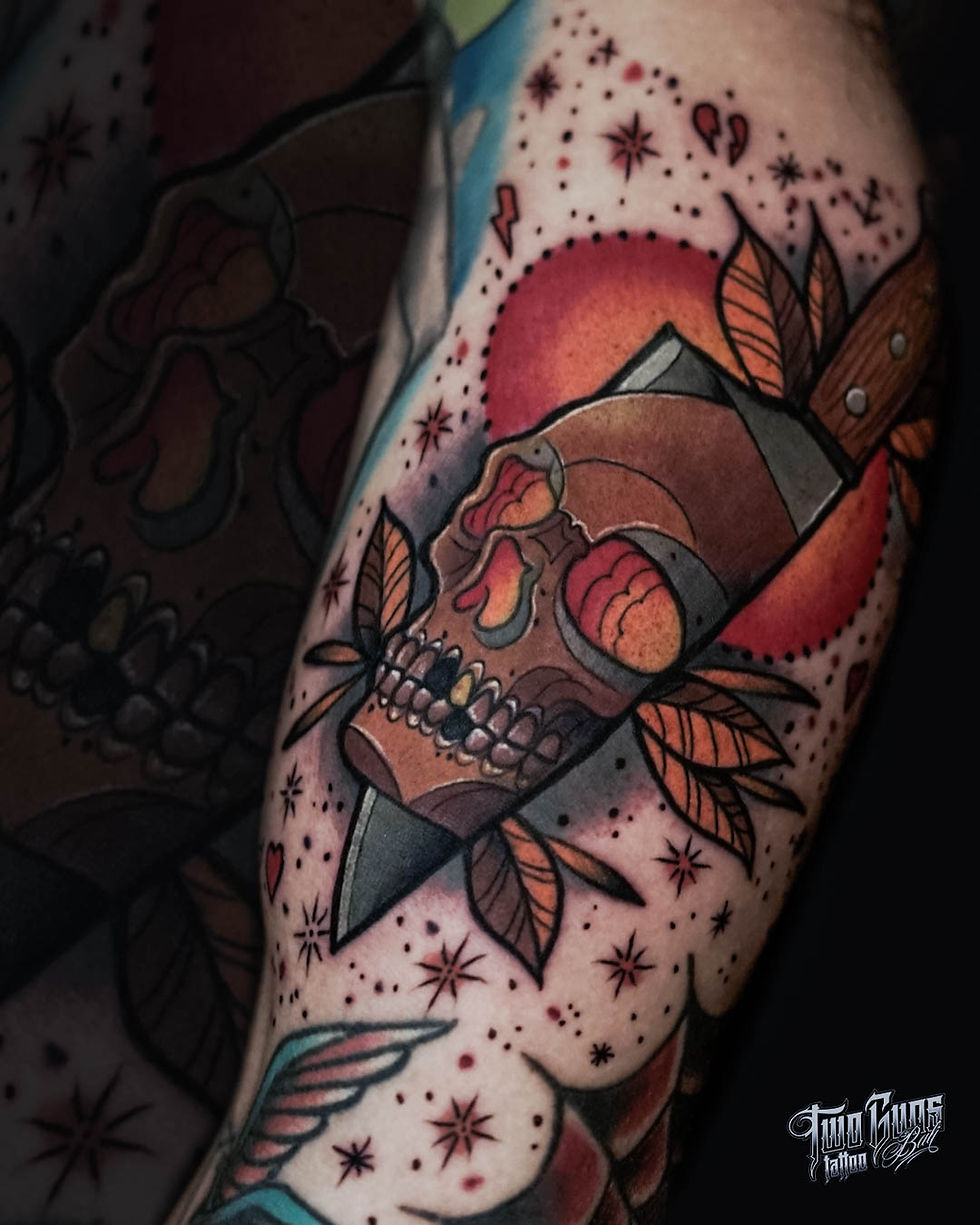 Upper-Arm-Old-School-Neo-traditional-Color-Skull-Knife-Tattoo
