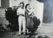 Maria il marito Dino e il figlio Stefano neonato