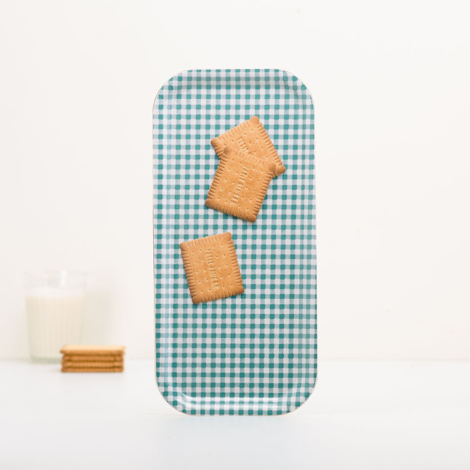 Plateau de service imprimé vichy vert avec des Petits beurre en trompe-l'œil