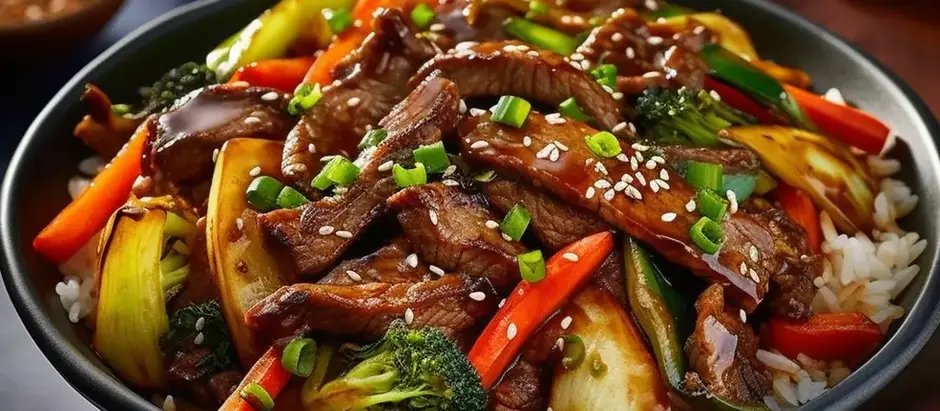Sprø biff chop suey med fargerike grønnsaker