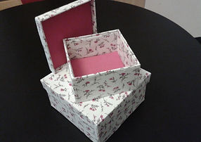 Deux boîtes avec couvercle décor fleuri