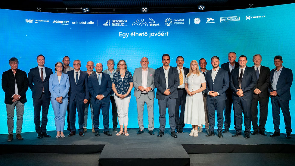 A konferencia házigazdái, előadói és kiemelt vendégei (Fotó: Adorján András)