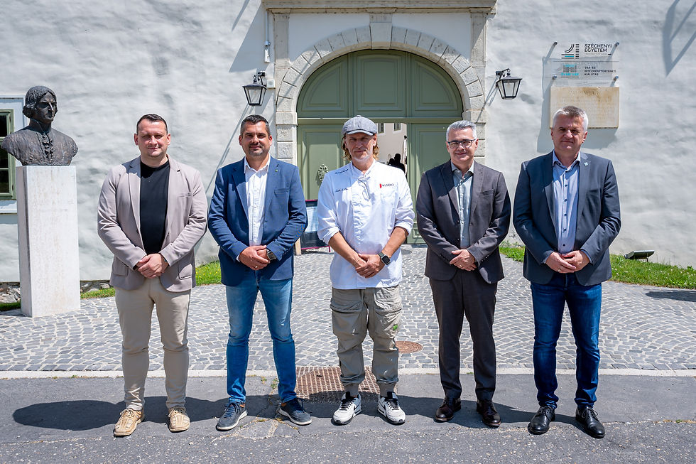 Dr. Ásványi Balázs, az Albert Kázmér Mosonmagyaróvári Kar vállalati kapcsolatokért felelős dékánhelyettese, Bakos István Attila, az Uni-Agro Kft. ügyvezetője, a Szabi a pék néven ismert Szabadfi Szabolcs, dr. Tóth Tamás kutatóprofesszor, dékán és Bene Zoltán, a Karintia Kft. cégvezetője. (Fotó: Adorján András)
