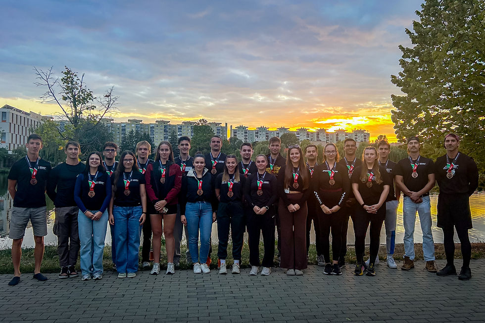 A Széchenyi István Egyetem bronzérmes sárkányhajócsapata. Első sor: Luxl Sára, Kelemen Boglárka, Rácz Zoé, Hegedűs Nóra, Nagy Júlia, Lintz Alexandra, Hajas Viven, Horváth Petra, Bilstein Barbara. Második sor: Rauch Szilárd csapatkapitány, Neubauer Péter, Szopkó Tamás, Katona Benedek, Barabás Ábel, Halmos Szabolcs, Vajda András István, Tóth Olivér, Erős Benedek Ferenc, Kovács Balázs, Vass Szabolcs, Szalai János Illés, Turóczi Szabolcs kormányos. (Fotó: Zsigmond Gréta)