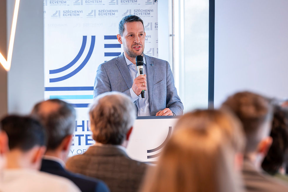 Dr. Kovács Zsolt, a Széchenyi István Egyetem általános és oktatási elnökhelyettese a hallgatók gyakorlati tapasztalatának értékét és a pályázat megvalósításához szükséges partneri összefogás jelentőségét emelte ki. (Fotó: Nagy Gergely)