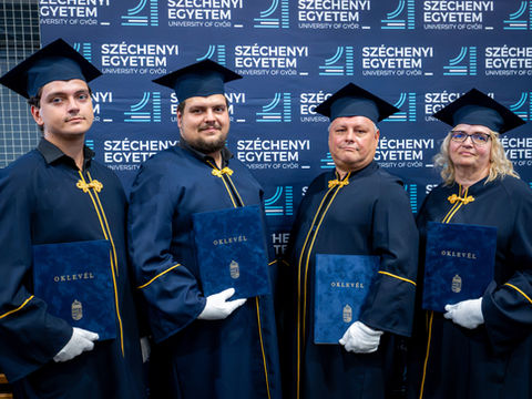 Különleges diplomaátadó: egy család négy tagja egyszerre vette át oklevelét a Széchenyi István Egyetemen