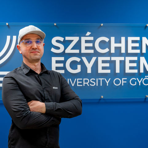 Farkas Norbert a Széchenyi István Egyetemen szerzett diplomát, ma a Nikon magyarországi vezetője
