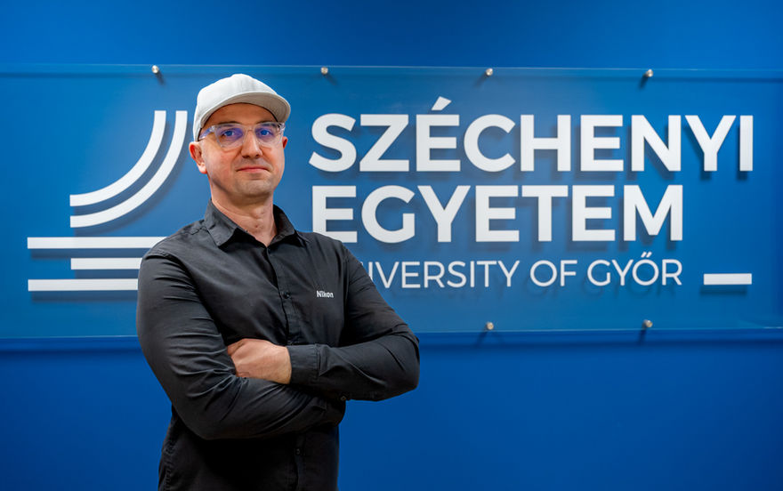 Farkas Norbert a Széchenyi István Egyetemen szerzett diplomát, ma a Nikon magyarországi vezetője