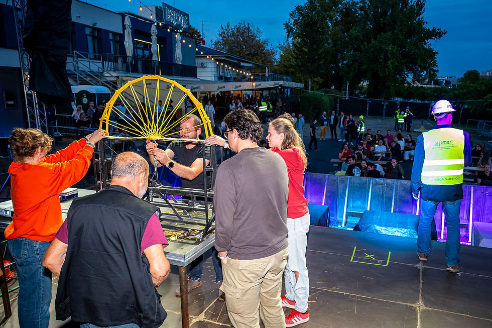 A rendezvény magas oktatói és hallgatói részvétel mellett tésztahídépítő versennyel és kari bográccsal zárult. (Fotók: Nagy Gergely)