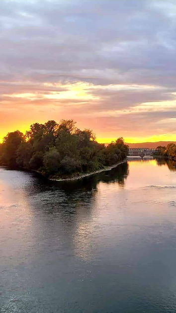 Reka Sava ob sončnem zahodu v bližini Prenočišč ob Sotočju v Čatežu ob Savi.