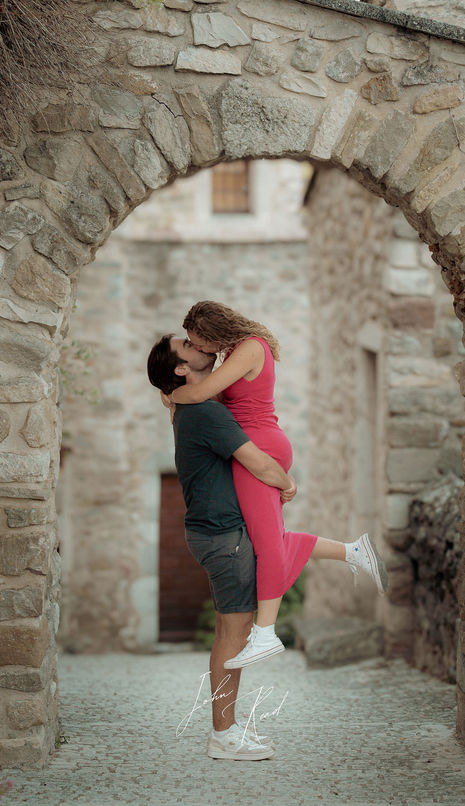 Pareja en un arco de piedra, sesión de fotos artística