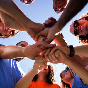 Mains jointes en cercle avec ballon de basket, équipe FRJ Bollène