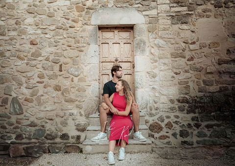 Couple devant une porte en pierre, séance photo engagement en Drôme