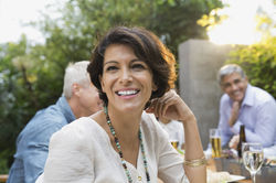 Femme à la fête avec des amis