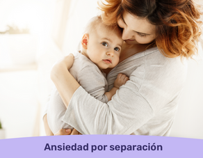 Bebé abrazado con fuerza a su mamá, mirando con expresión de alerta, imagen que representa la ansiedad por separación y la necesidad de seguridad emocional.