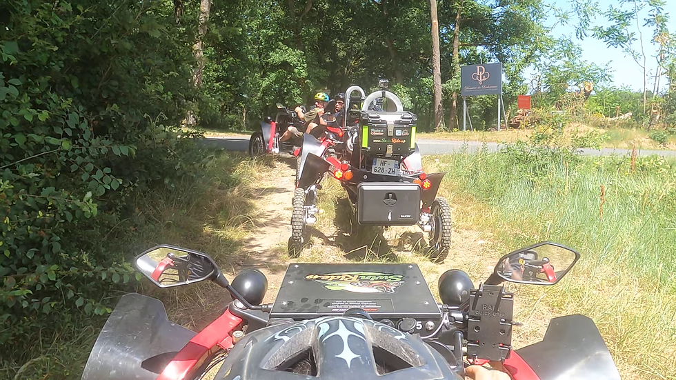 Swincar tandem électrique sur chemin de terre, deux adultes casqués, lisière de forêt à Tuffalun