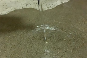 コンクリートから水が染み出している
