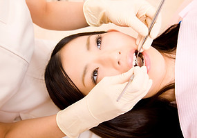 歯の治療を受ける女性