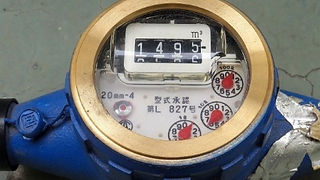 漏水を水道メーターで確認