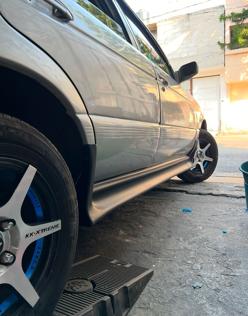 Miniatura: Par de estribos laterales tipo Golden para Nissan Tsuru