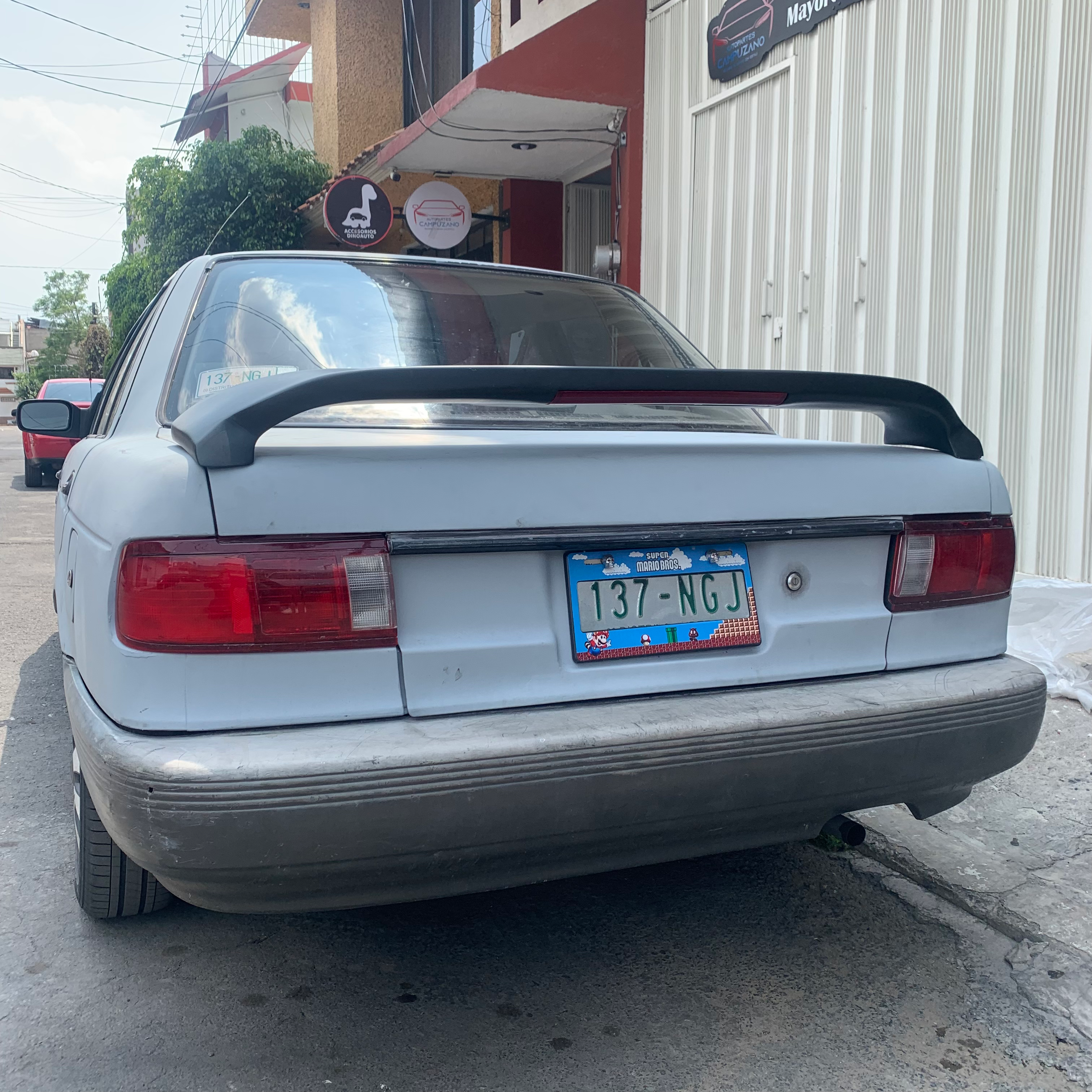 Alerón con stop para Nissan Tsuru III