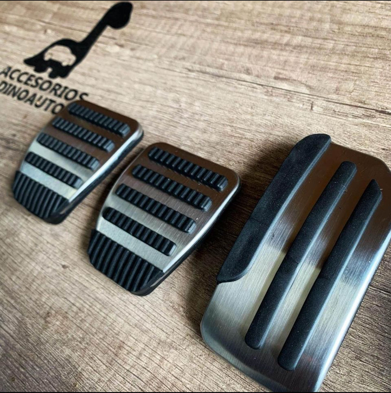 Juego de pedales estándar para Nissan línea anterior.