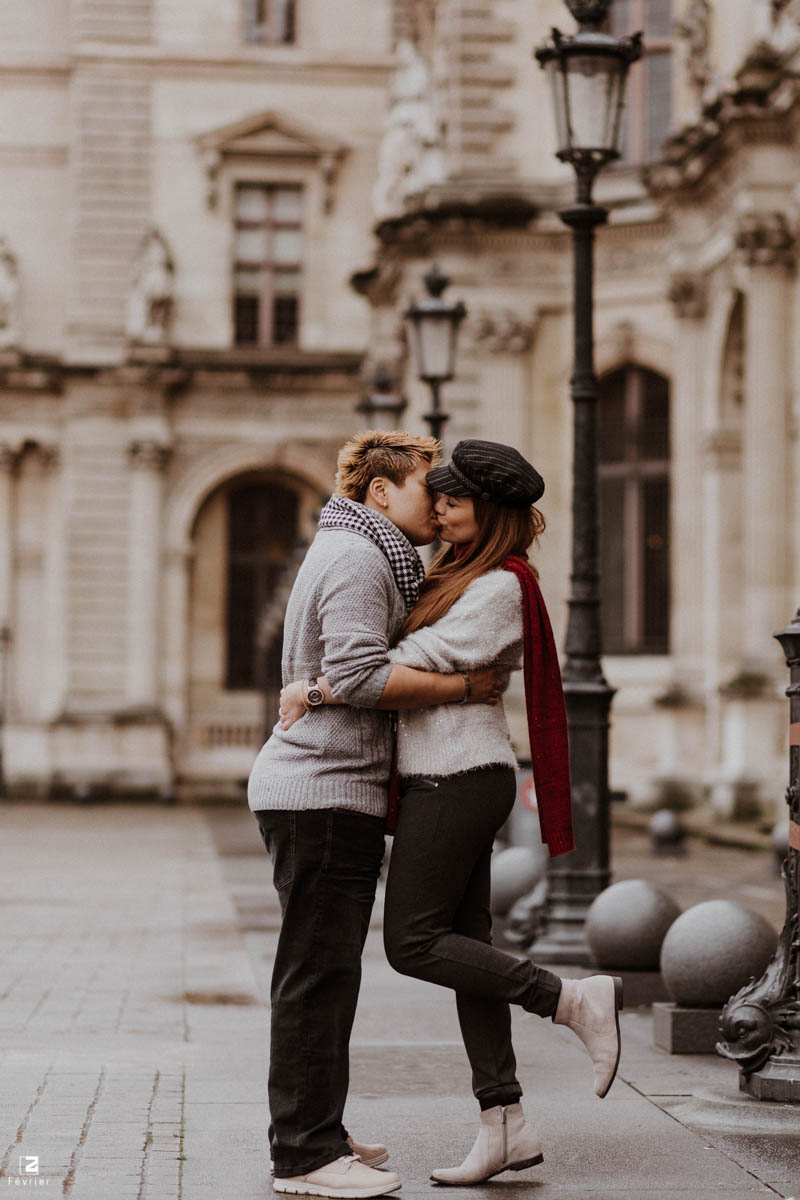 lesbian-photoshoots-beautiful-lesbian-couple-kiss-each-other-at-louvre-museum-paris