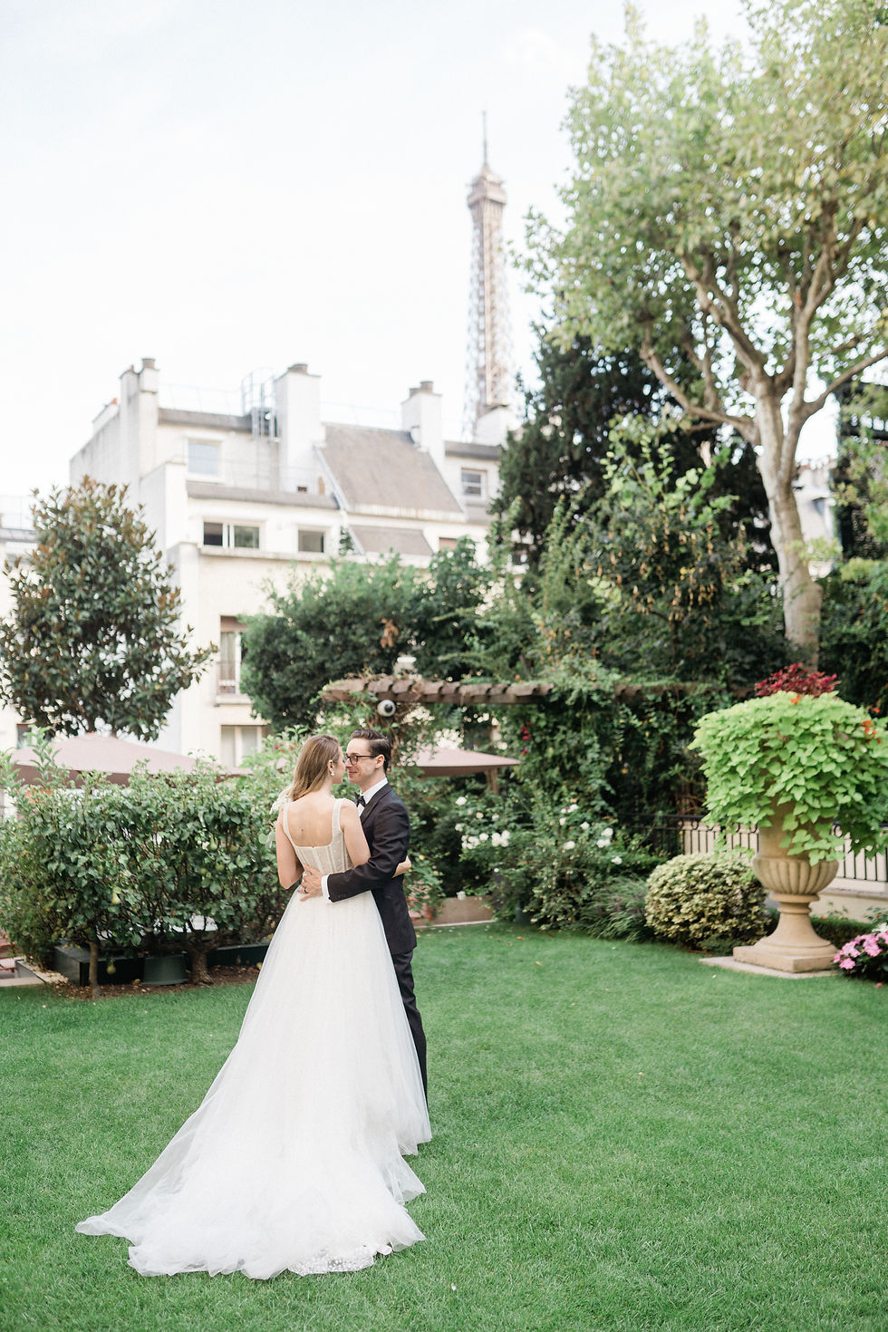 wedding couple at eiffel tower view from shangri la paris garden