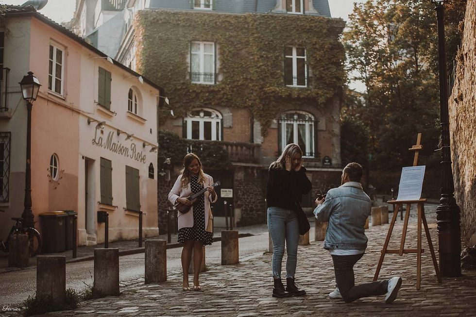 a-man-propose-in-Paris-at-Montmartre