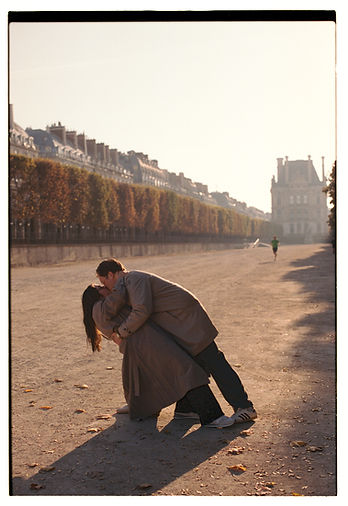 film photo 35mm couple in Paris kiss at Tuileries garden