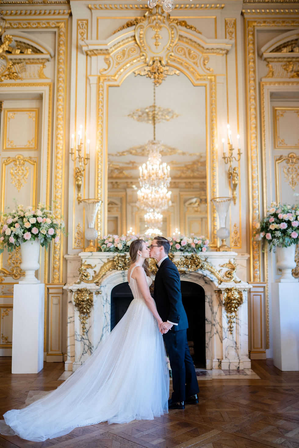 wedding couple exchange first kiss at Shangri La Paris wedding ceremony