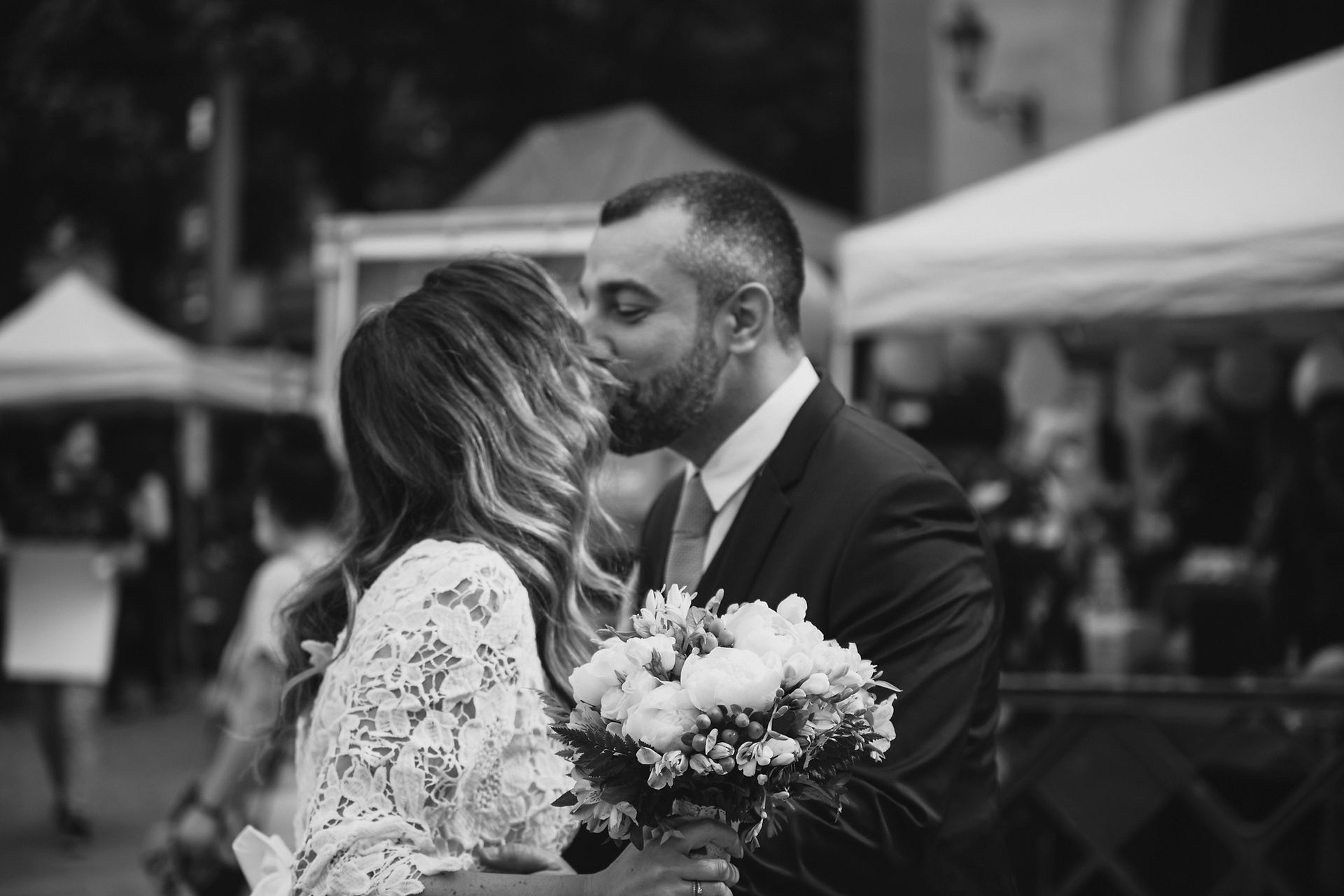 paris wedding photo in black and white