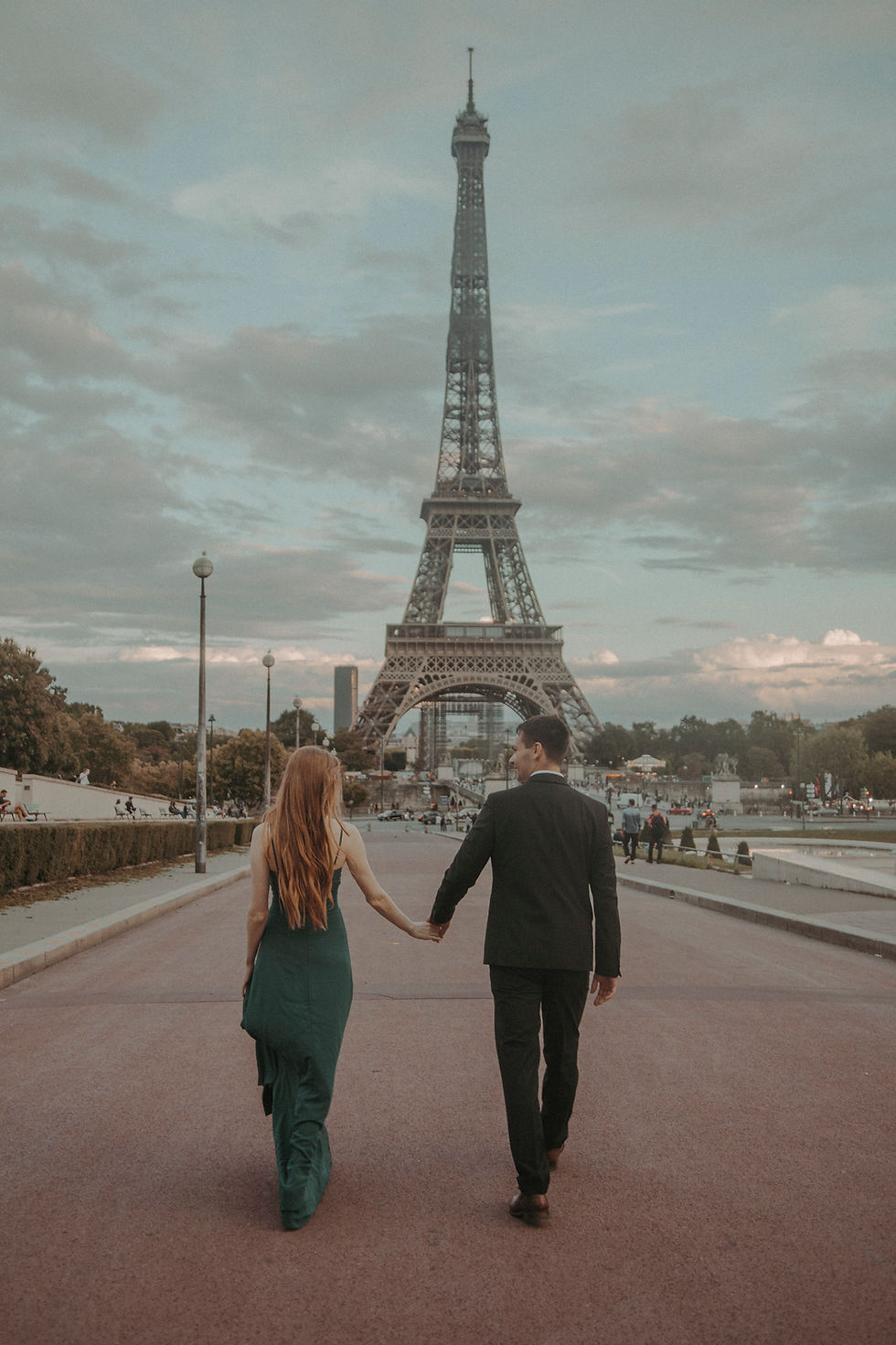 couple-photo-at-eiffel-tower