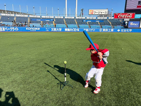 少年がバッティング練習をしちえうr