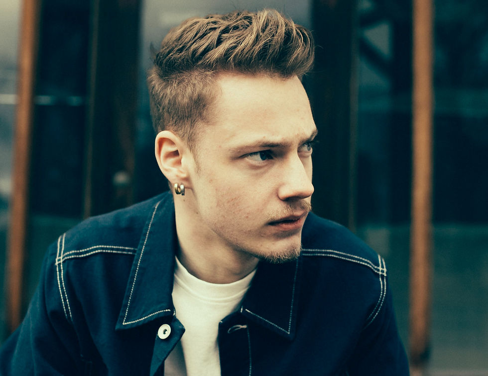 «Jeg kjenner meg igjen i Mathias' grublende verden. Ikke bare i de underfundige, spørrende, oppløftende og fine tekstene hans, men i hele fyren!»