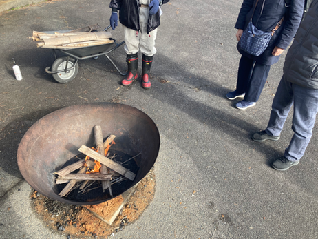 モバイル炭化器SUMIKA・MIKI無煙炭化器・山海環による開放型炭化器を利用した竹炭焼成指導サービス　お問い合わせは山海環HPよりお待ちしております。