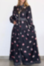 Robe longue noire TIRZA à imprimé floral vue trois quart