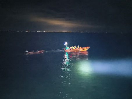 Galway RNLI take over tow from Aran Islands RNLI