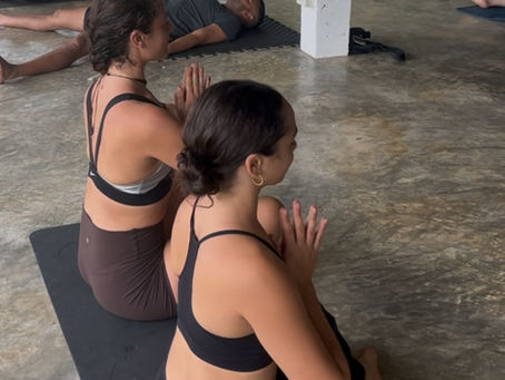 Clara Free Spirit teaching yoga and méditation