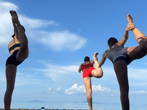 Clara Free Spirit teaching Beach Yoga danser asana with students