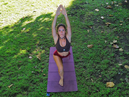 Clara Free Spirit doing yoga vinyasa in Tahiti French polynesia
